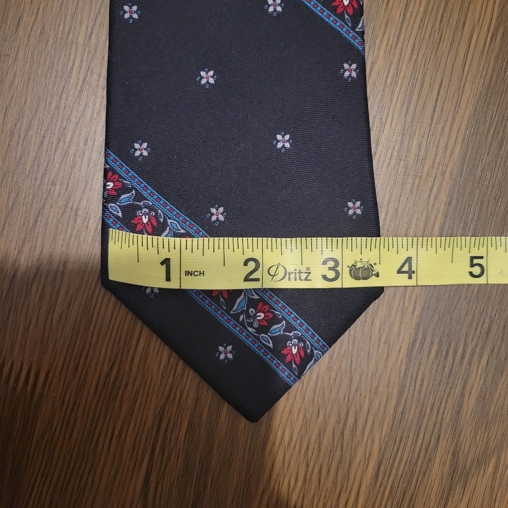 Christian Dior Men's Blue And Red Patterned All Silk Neck Tie Made In USA - Picture 5 of 5